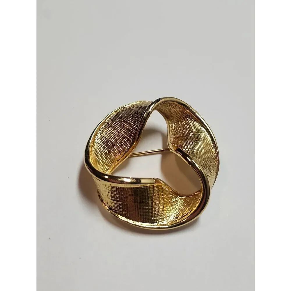 Vintage Napier Signed Infinity Tone Gold Tone Brooch Abstract Circle